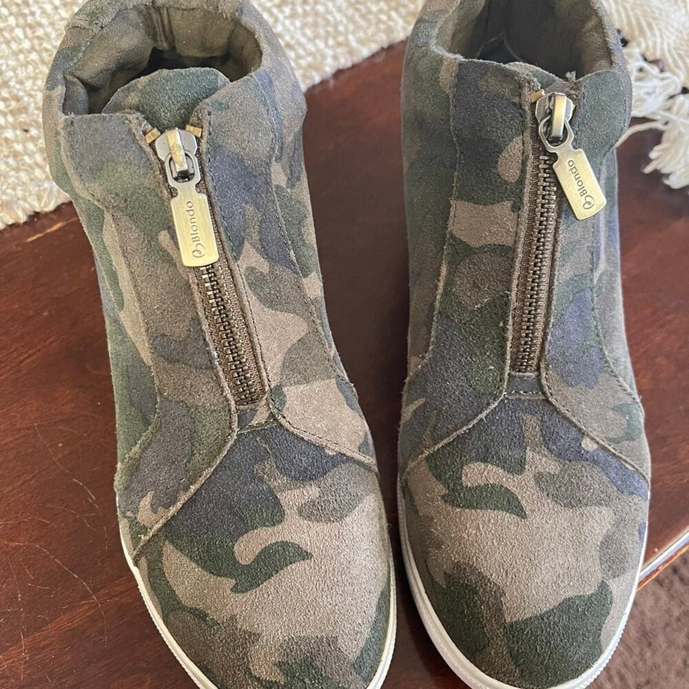Blondo "Glenda" camo sneaker sz 8
